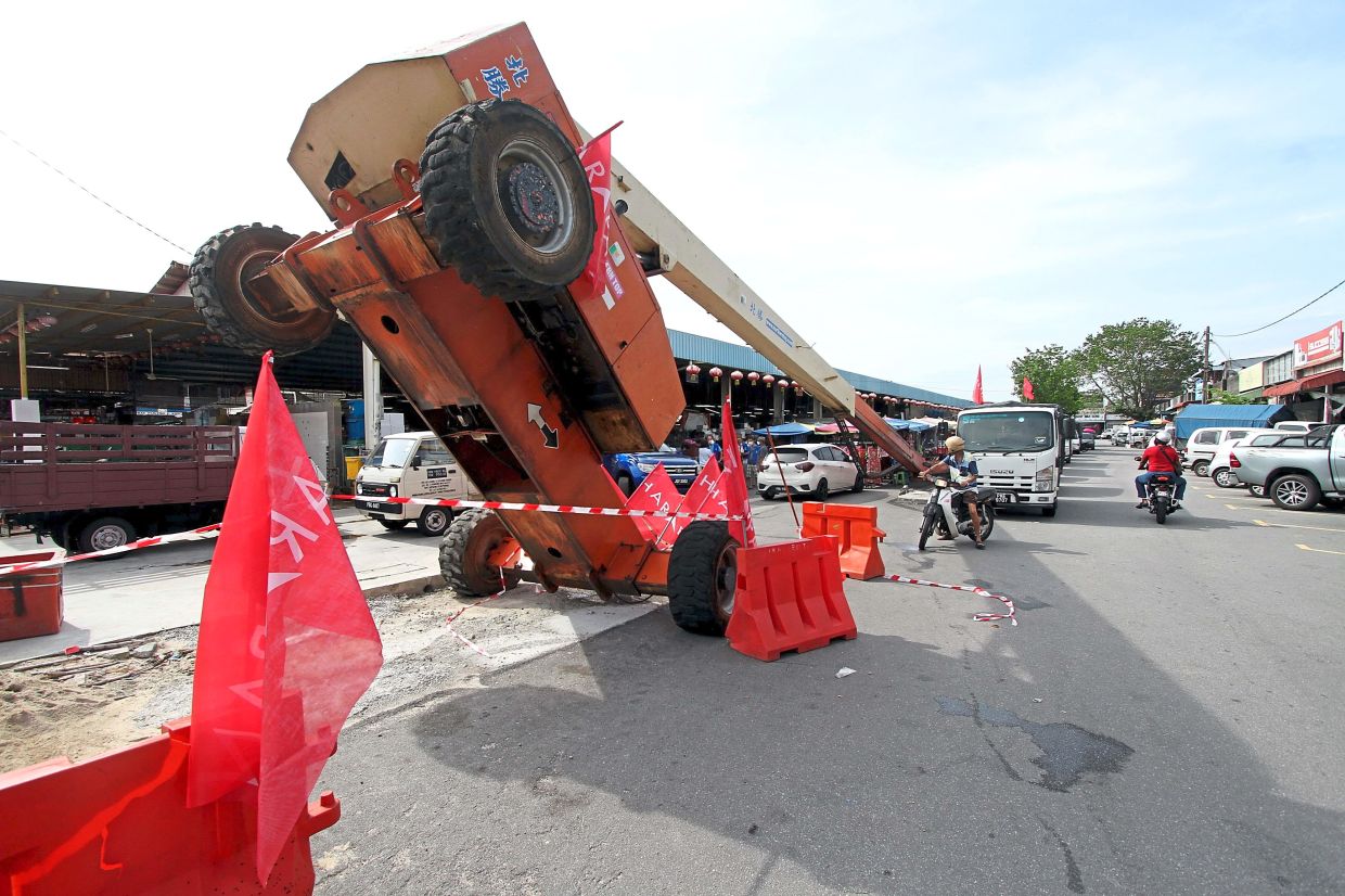 Crane used to hoist campaign flags topples