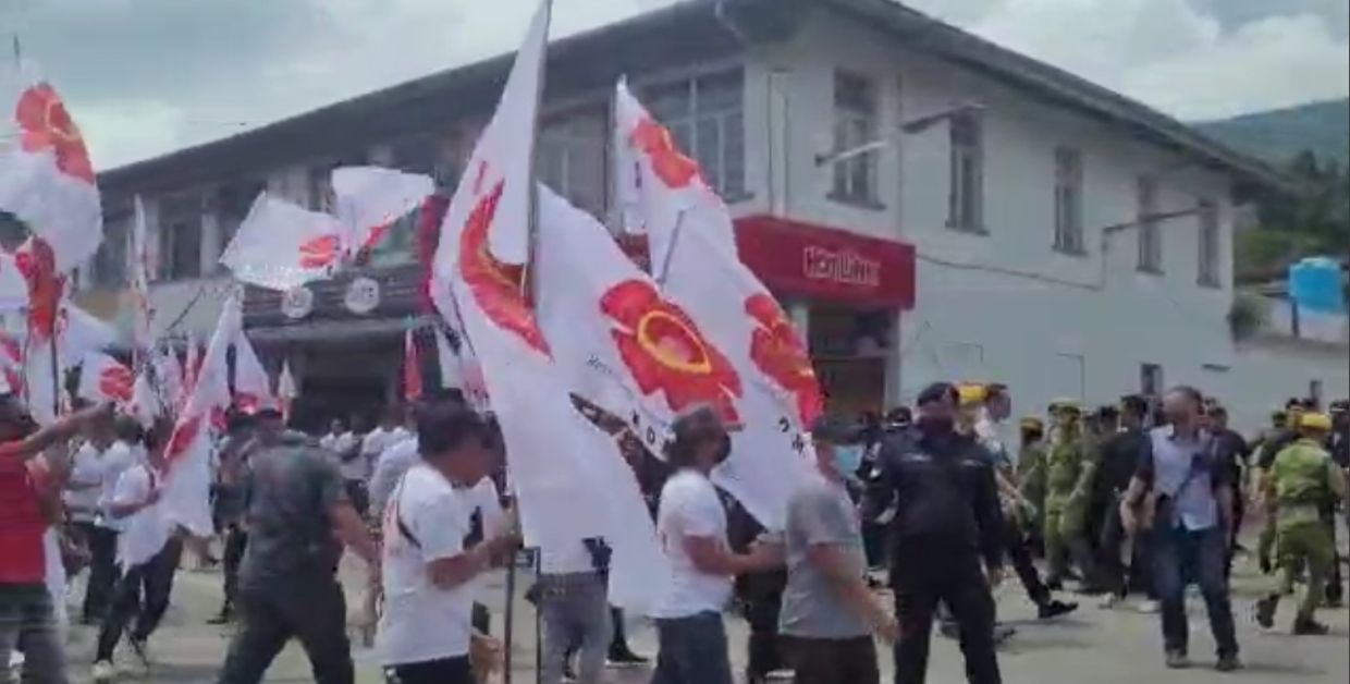 GE15: Cops fire tear gas as supporters cause a ruckus in Tenom | The Star