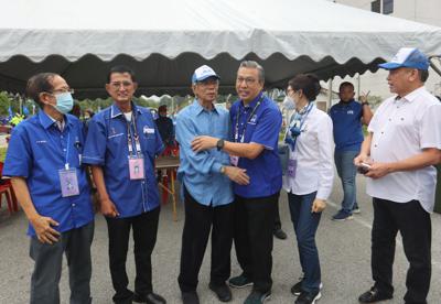 Tan Sri Lim Ah Lek  giving a hug to Tan Sri Liow Tiong Lai  with other BN Candidates  outside the nomination centre in Bentong. Looking on (far right) is Tan Sri Chan Kong Choy.  (5 November 2022) — ART CHEN/The Star.