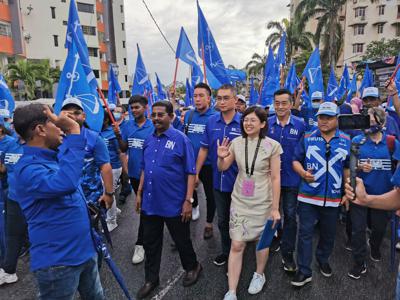BN supporters escorting P052 Bayan Baru MCA candidate Saw Yee Fung in Sungai Ara. — KT.GOH/The Star