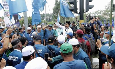 Perikatan Nasional Candidates Muhammad Nazrul Md Nazir with supporters at Nomination centre for Parliament P. 102 Bangi. —SHAARI CHEMAT/The Star