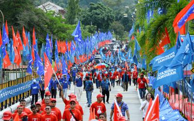 Supporters of various political parties contesting for  P. 098 Gombak leaving the nomination centre at SMK Sungai Pusu in Gombak. AZHAR MAHFOF/The Star
