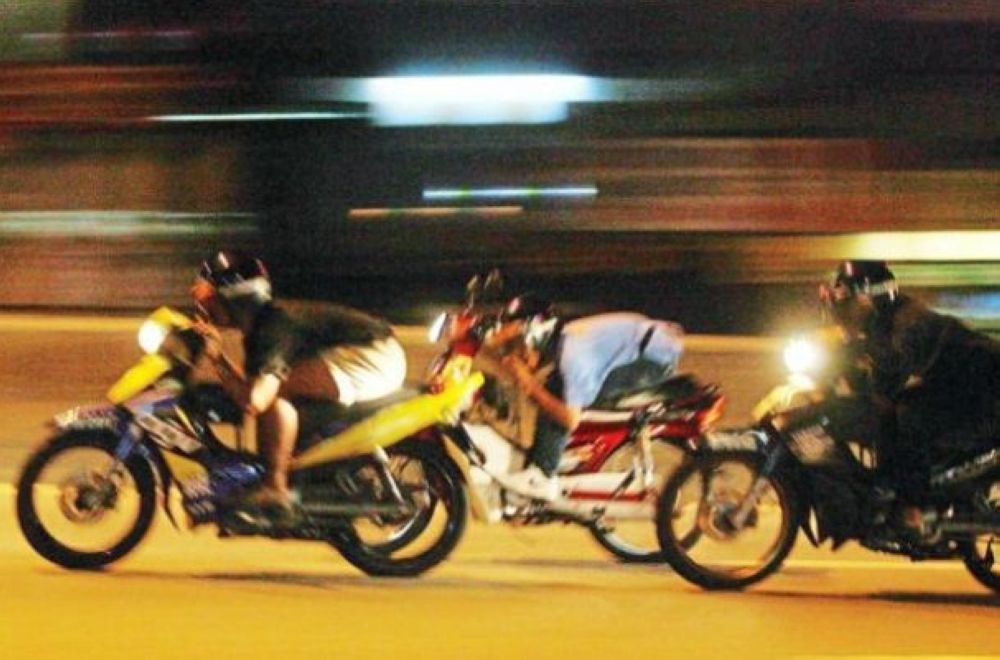 Two teen bikers killed after crashing into each other during street race - Vimarsana News