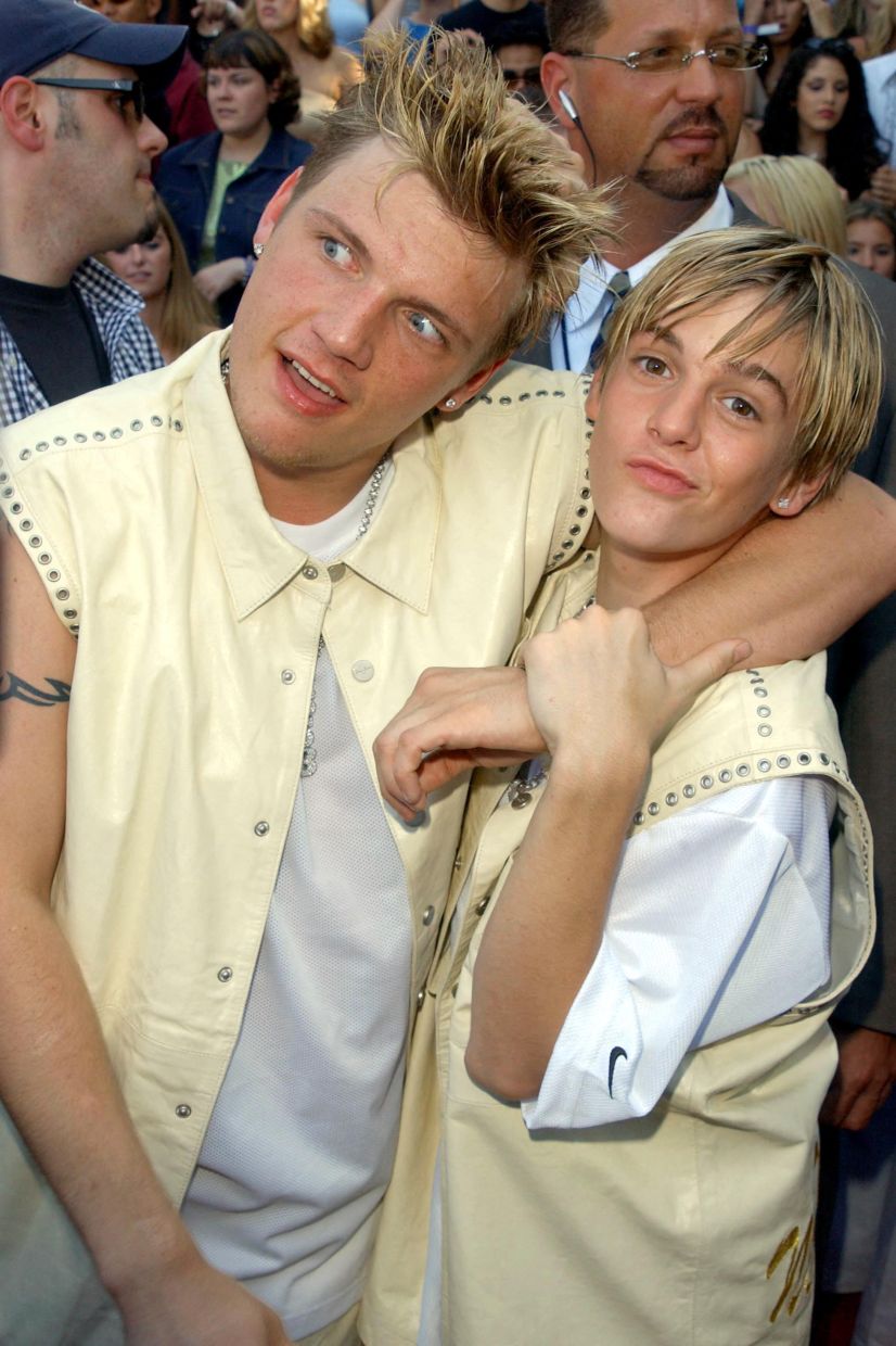 2001  filepic of singer Aaron Carter (left) and his brother Nick arrive for the 2001 Teen Choice Awards in Los Angeles. – AFP