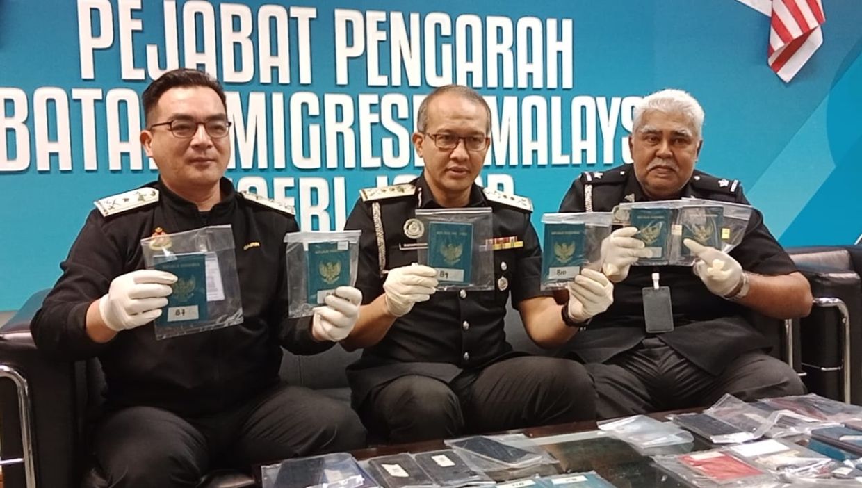 Johor Immigration arrests two for trafficking 12 Indonesians - Vimarsana News
