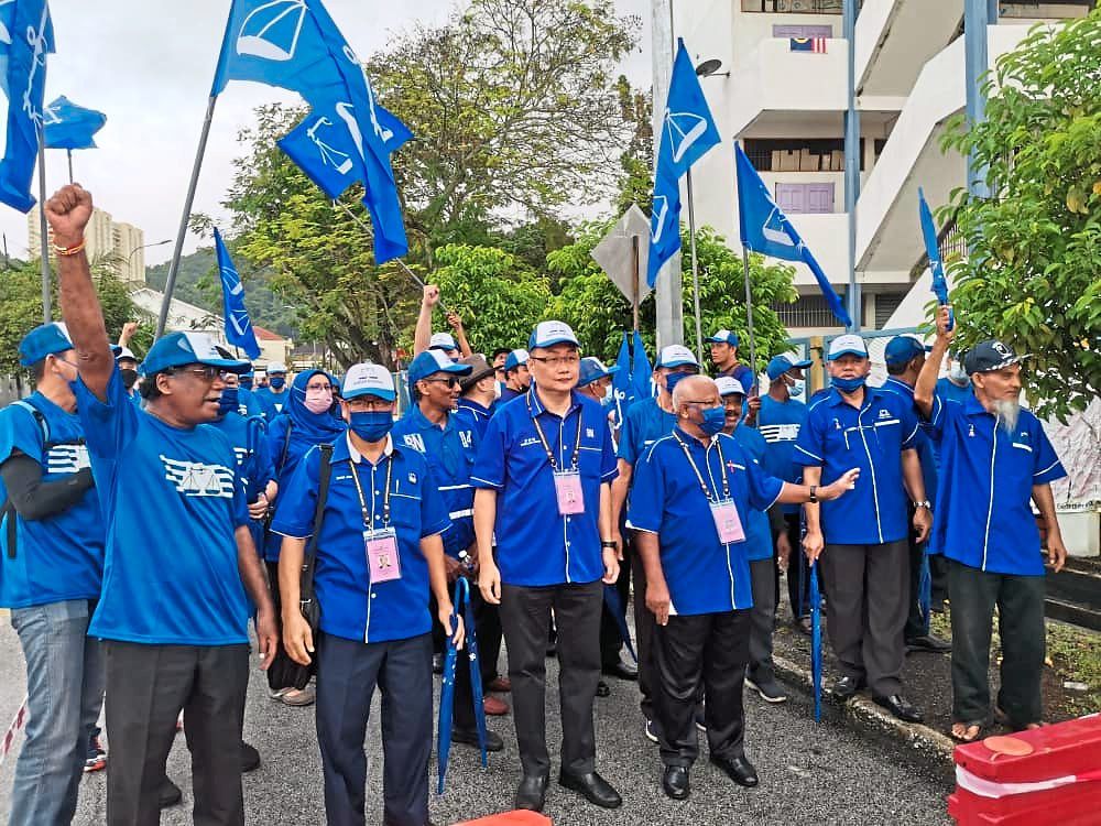 Barisan supporters escorting MCA candidate for Bukit Gelugor Wong Chin Chong (third from left, front row) to submit his nomination papers at SMJK Chung Hwa Confucian. — Photos by DAVID TAN/The Star