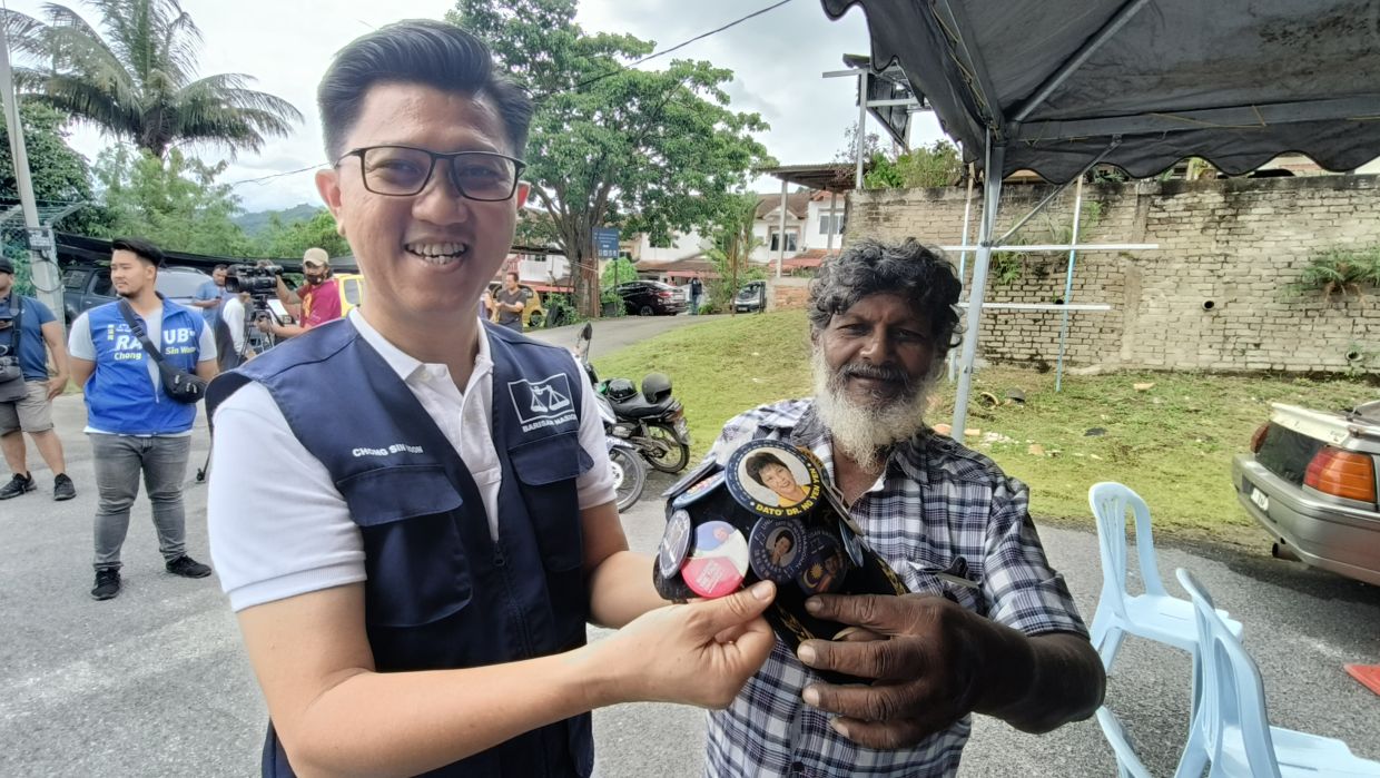 GE15: Septuagenarian shares his Barisan collection with Raub MCA candidate - Vimarsana News
