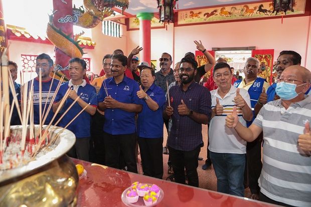 GE15: Batu candidates Kohilan, Prabakaran bump into each other at Buddhist temple - Vimarsana News