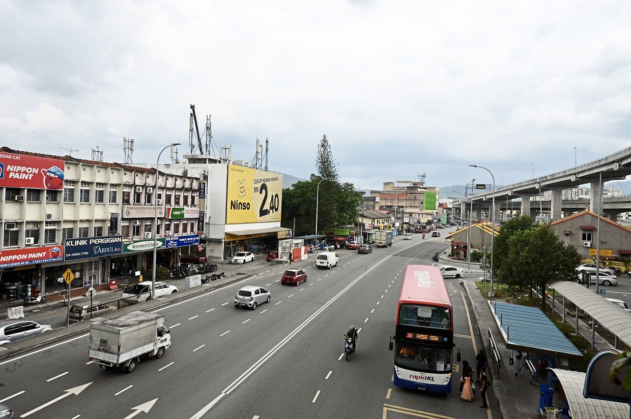 Pekan Ampang, located just off Jalan Ampang and a stone’s throw from Kuala Lumpur city centre, is a quaint jumble of old and new structures.