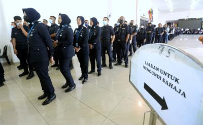 Police personnel queuing to cast their early votes at Bukit Aman. —AZHAR MAHFOF/The Star