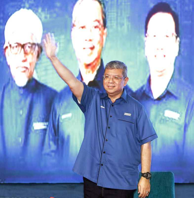 GE15: Saifuddin left standing at the podium after no other Indera Mahkota candidates turned up for debate - Vimarsana News