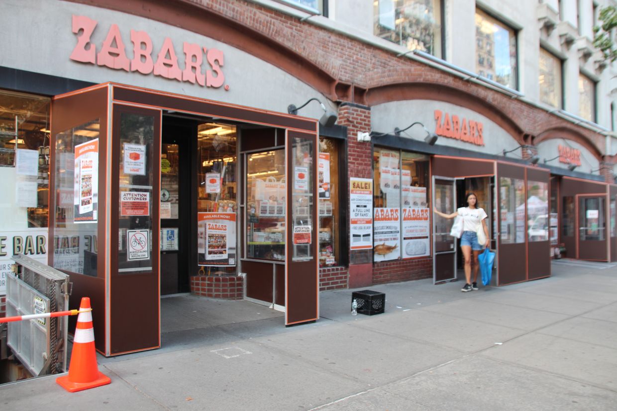 The New York deli Zabar's was founded by Zabar's great-grandparents in the early 20th century and is still run by the family today. Photos: Christina Horsten/dpa