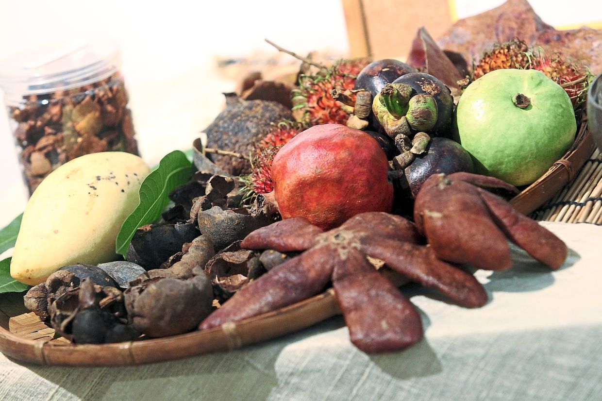 Kitchen waste like onion skin, pomegranate rind and mangosteen skin can be used as natural dyes.