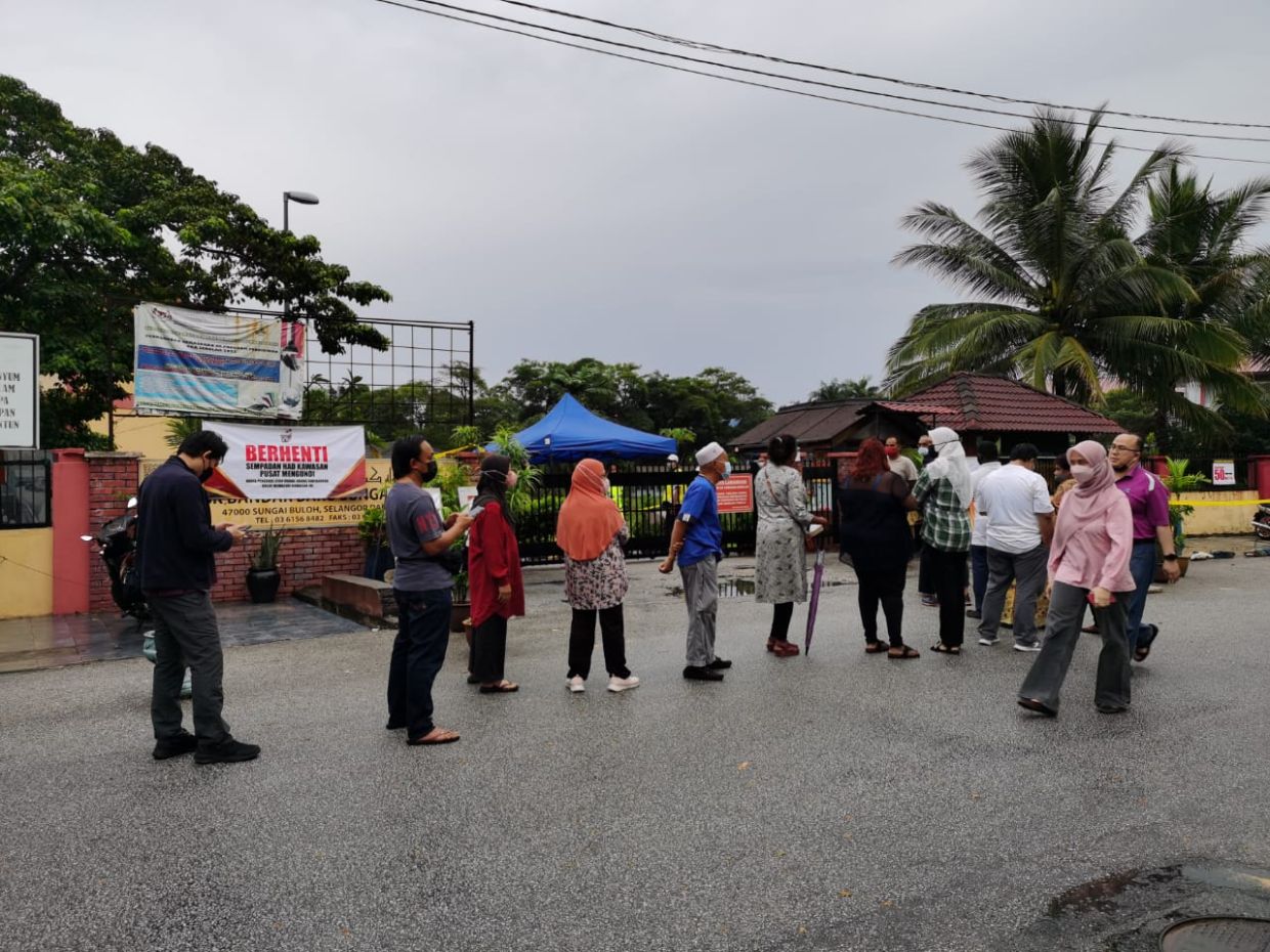 Early voter queue at 7am for cast their vote in SK Bandar Baru SG Buloh Selangor. — AZLINA ABDULLAH/The Star