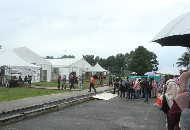 GE15: Voters brave muddy ground, giant potholes to cast ballots in Lembah Pantai - Vimarsana News