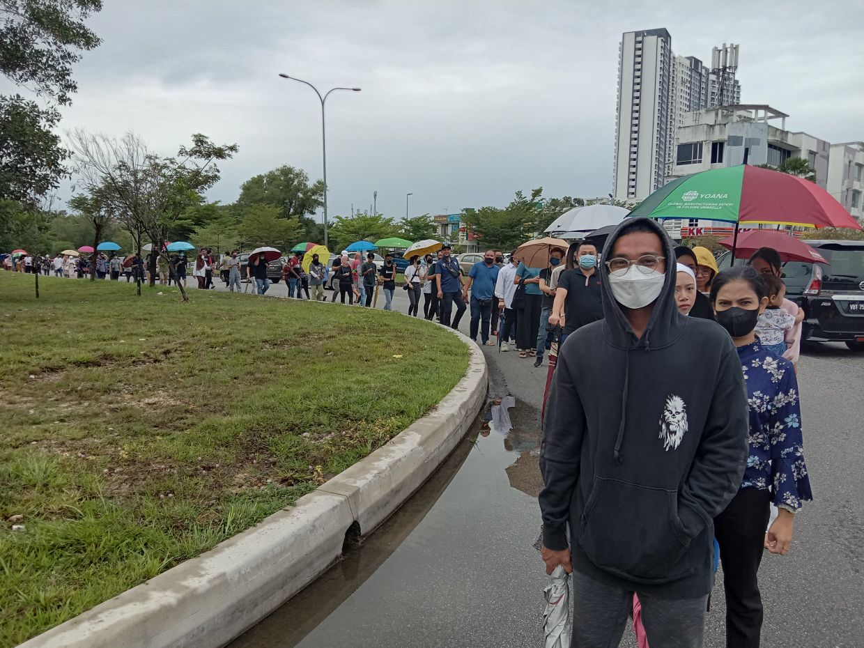 GE15: Here to vote, come rain, shine or kilometre long queue - Vimarsana News