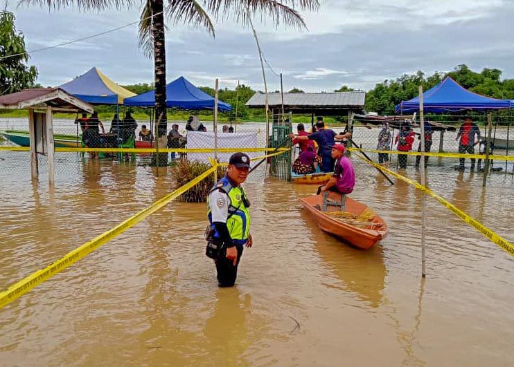 GE15: Voters in Limbang, Baram brave floods to cast ballots - Vimarsana News