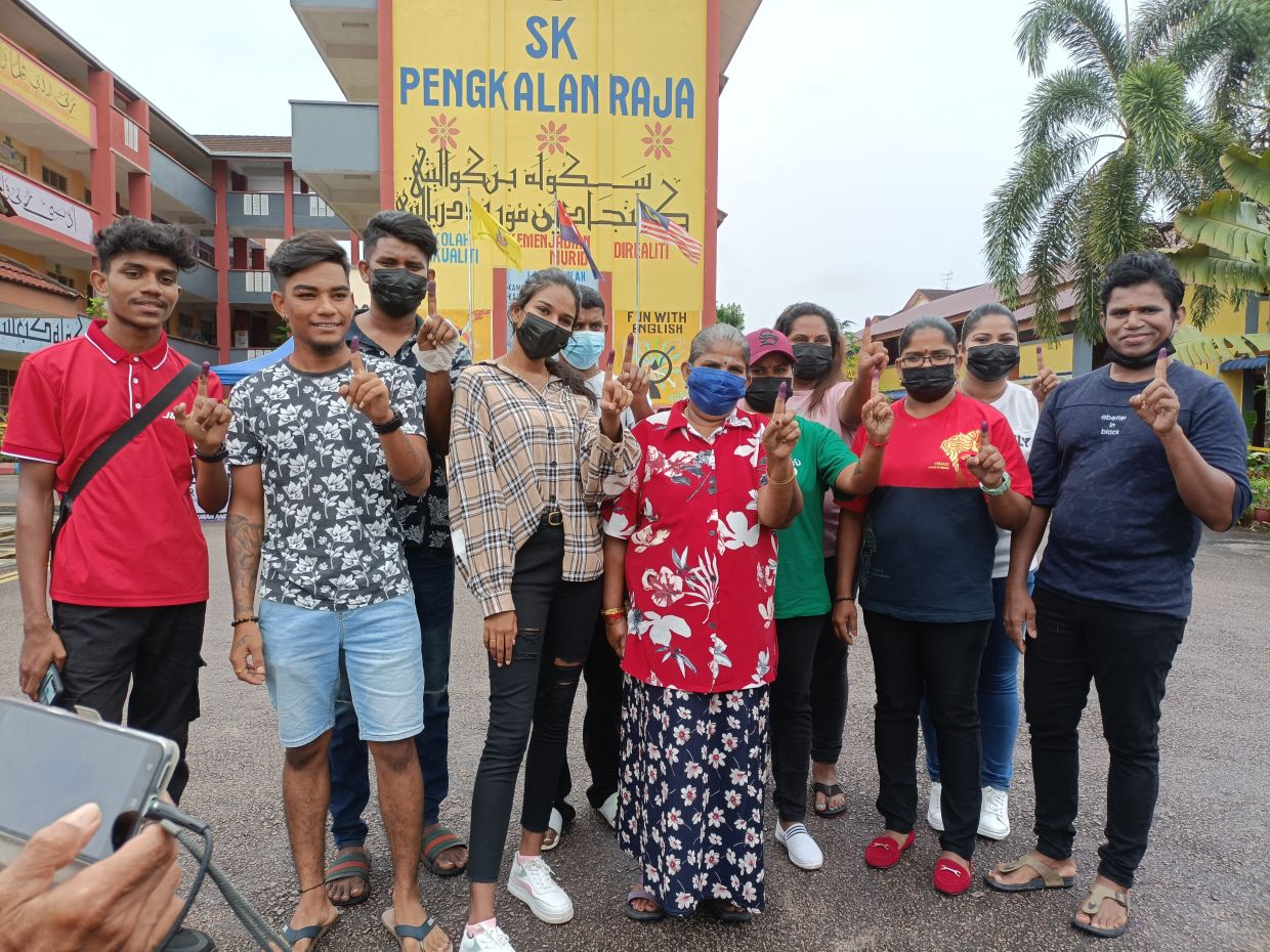 GE15: For these determined Johor voters, polling day started at 6am - Vimarsana News