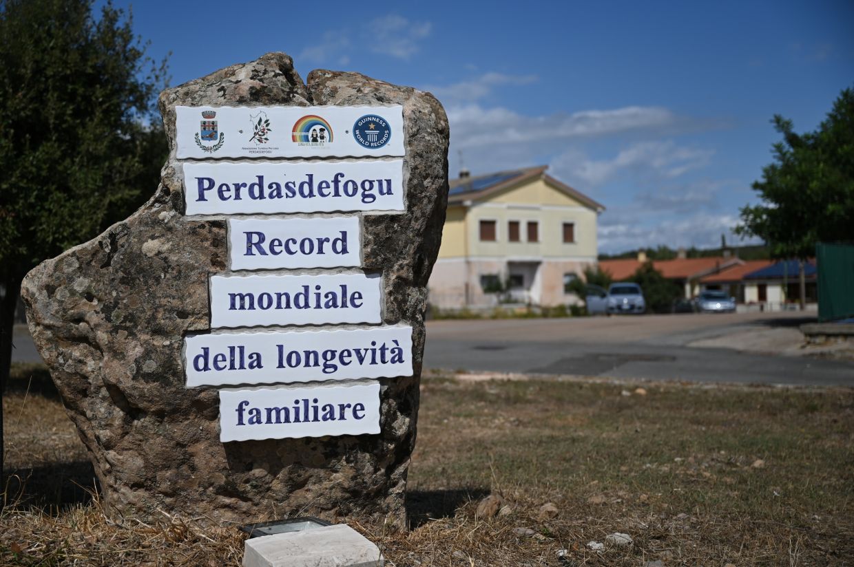 A plaque at the entrance to Perdasdefogu notes the place's record-breaking status. Photo: Johannes Neudecker/dpa