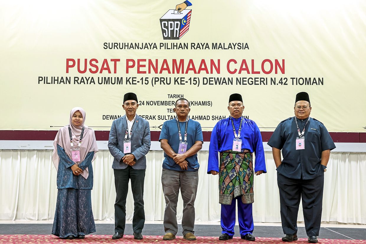 Ready for battle: (From left) Nor Idayu, Osman, Mohd Fadzli’s representative Manan Muhamad, Mohd Johari and Sulaiman at the nomination centre in Rompin, Pahang. — Bernama