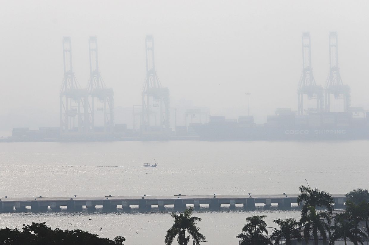 Air pollution has been linked with lung cancer, which may explain why young people and non-smokers in polluted urban areas are being increasingly diagnosed with this cancer. — LIM BENG TATT/The Star