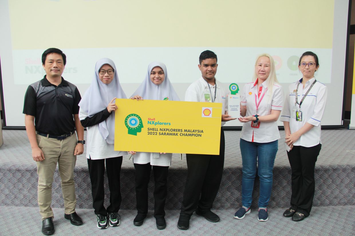 L to R: Curtin University Faculty of Engineering and Science dean Prof Dr Tuong-Thuy Vu, who was one of the judges with Team Synex members Adriana Maisarah Faizsal, Rayhana Razif and Rayyan Razif with Choong Yen Li, general manager of Sarawak Gas, Shell Malaysia Upstream and Miri District Education Office Planning Sector assistant director Dr Ling Mei Teng, who was another judge.