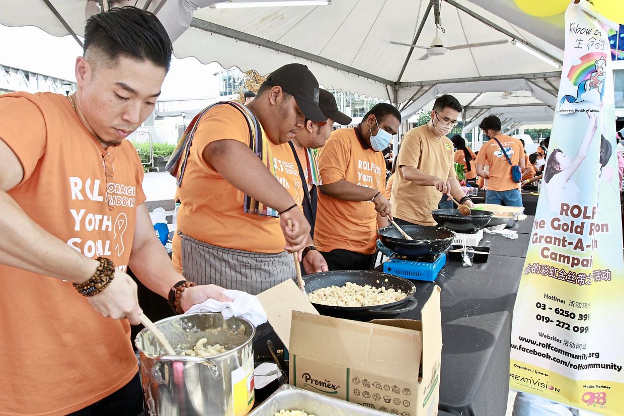 Lee (left) and his team of culinary students preparing macaroni and cheese for the children and volunteers at the funfair at the Piazza of Pavilion Bukit Jalil, Kuala Lumpur.