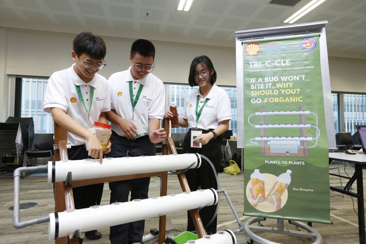 Plants-To-Plants from team Tri-C-Cle is a smart planting pot based on hydroponic technique.