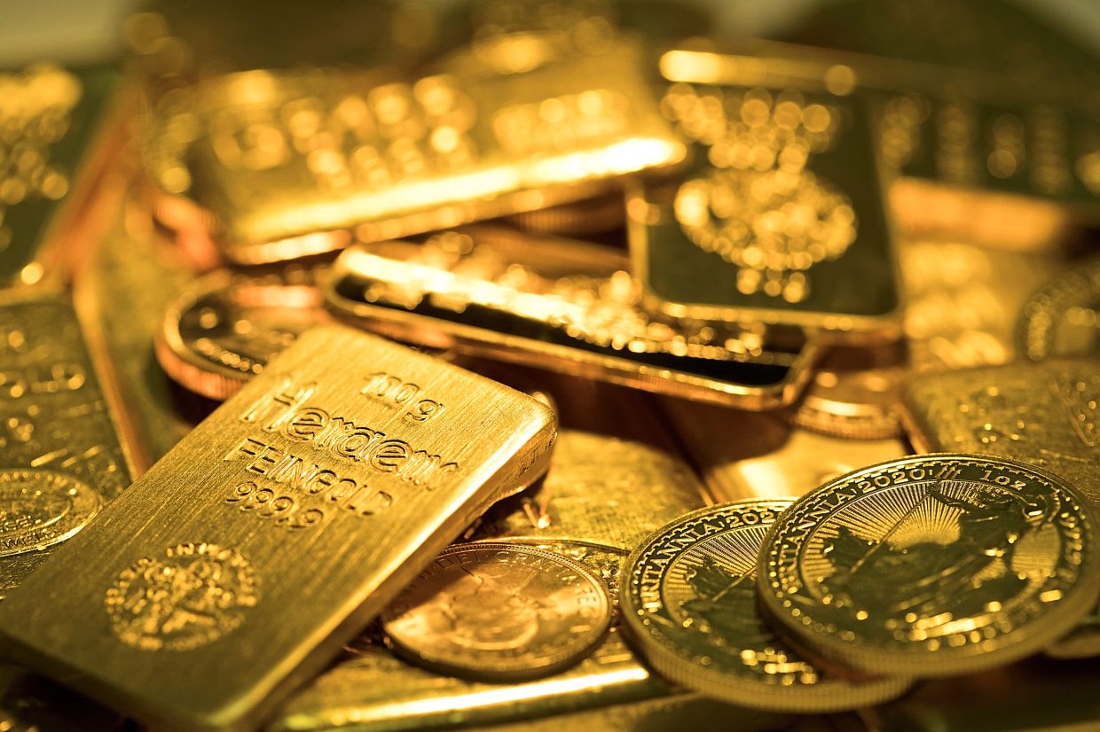 Gold slips; set for best week in three on smaller Fed rate-hike bets