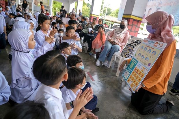 School children learning good hygiene habits at the Guardian Malaysia’s nationwide community service programme, “Together, Keeping Kids Clean and Healthy” programme.