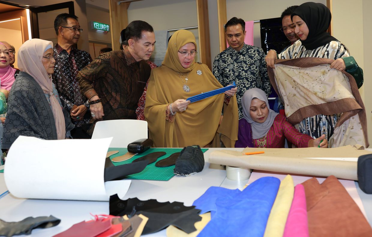 Raja Permaisuri Agong Tunku Hajah Azizah Aminah Maimunah Iskandariah having a closer look at some of the textiles on display. - Photo: BERNAMA