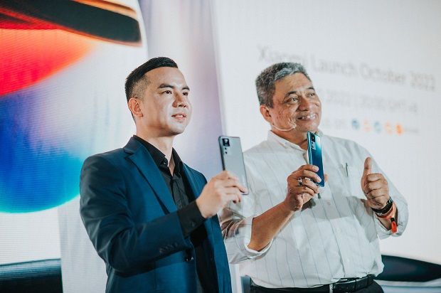 Shi (Left) with Tourism Malaysia domestic and event division senior director Iskandar Mirza at the launch of the Xiaomi 12T series in Malaysia.