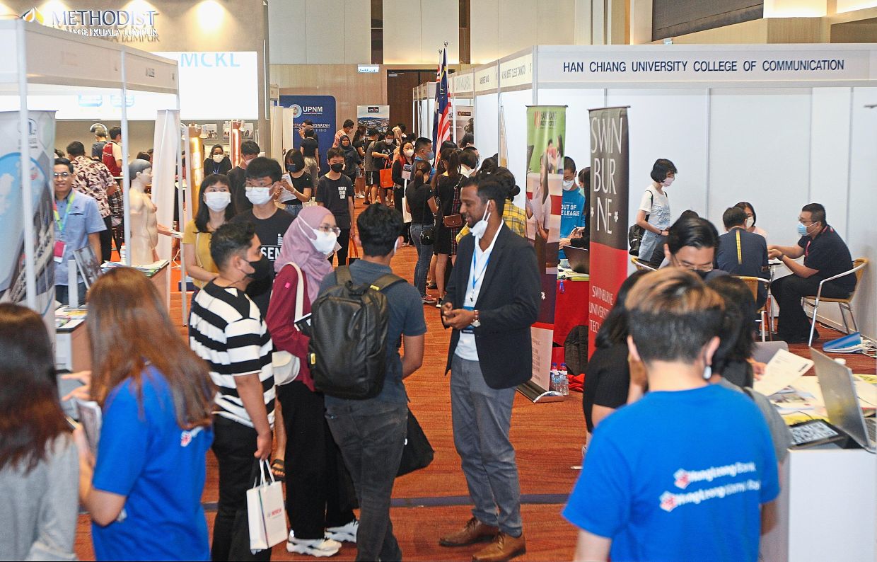 Last day draws big crowd - Vimarsana News