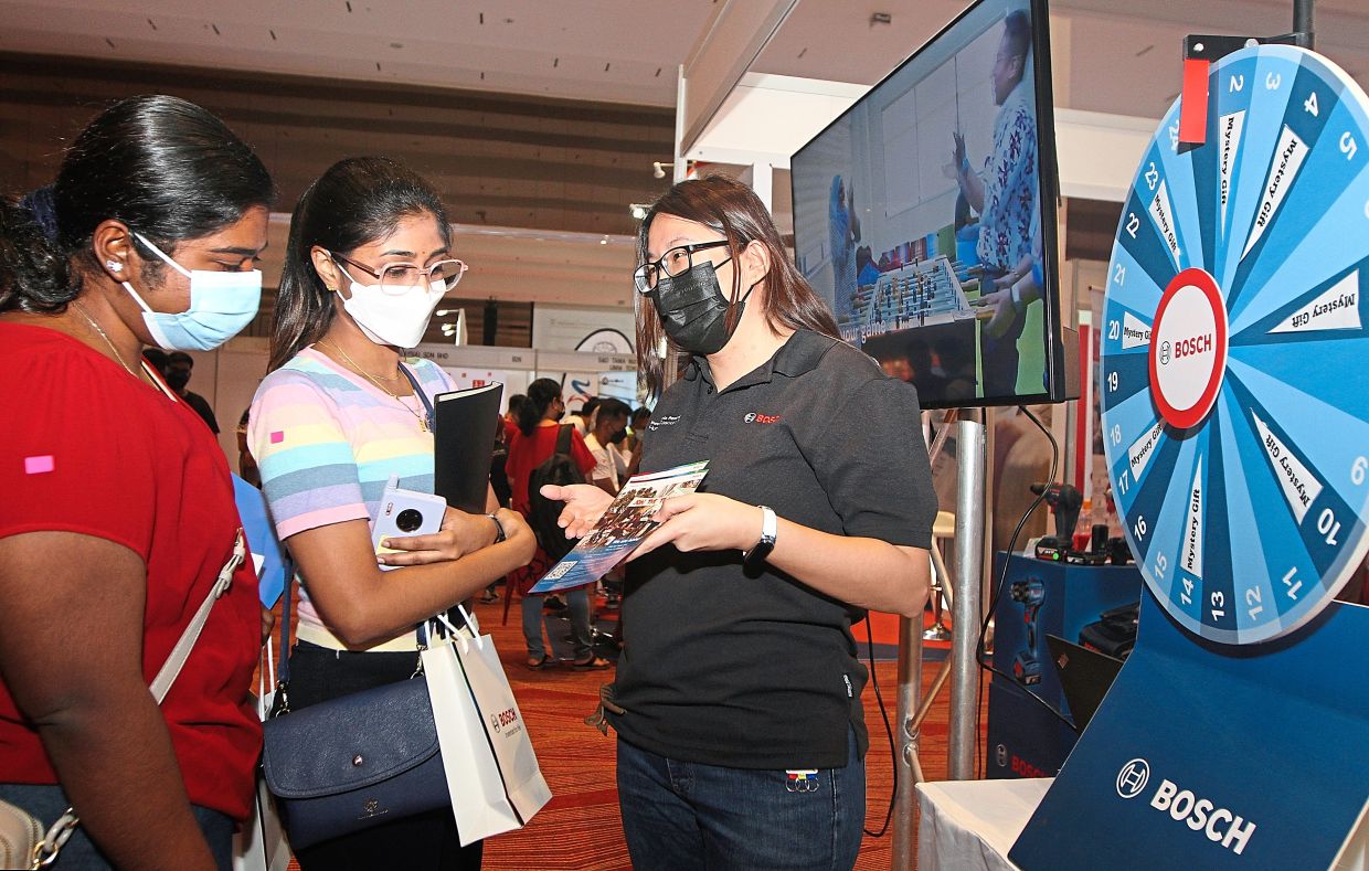 Job fair pulls fresh graduates in - Vimarsana News