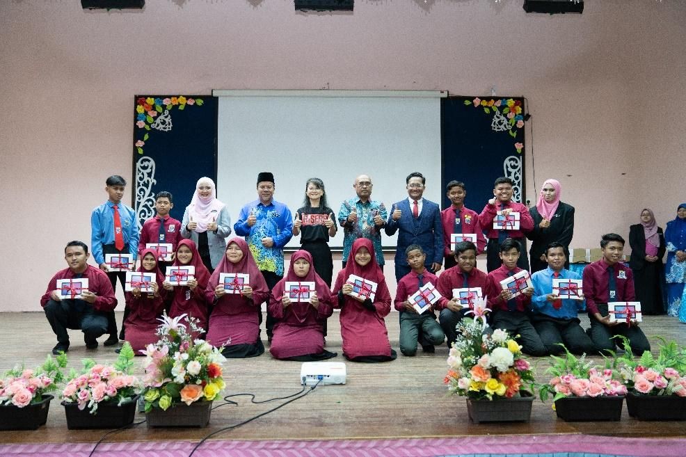 During the official launch ceremony of SMK Kuala Krau’s Studio Multimedia PPKI, Taylor’s College sponsored 15 tablets and 50 content creator starter kits to help the school furnish their multimedia studio with additional digital tools for their lessons.