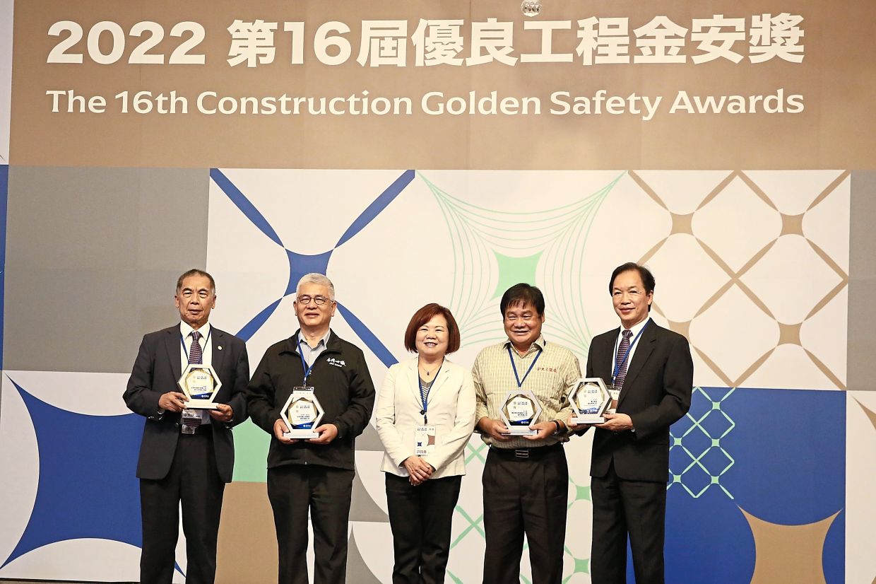 Receiving the Excellent Honour in Construction Golden Safety Award from Hsu Ming-chun (centre), Minister of Labour, Republic of China (Taiwan) is Datuk Ha Tiing Tai (far right), Gamuda Bhd deputy group managing director with the project owner, consultant as well as joint-venture partner.