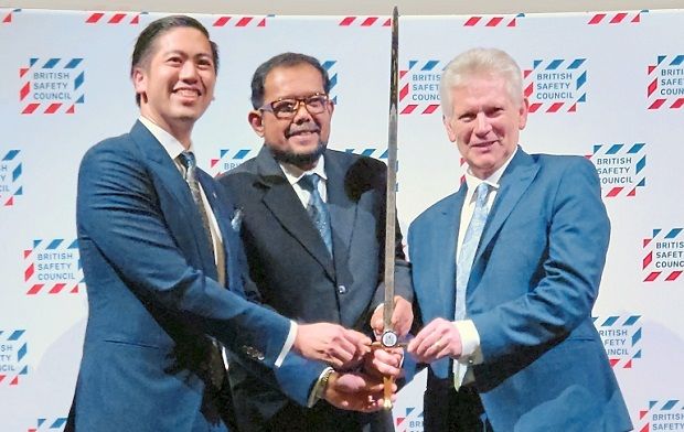 (From left) Chin with MMC Corporation chief operating officer Mohd Razin Ghazali receiving the Sword of Honour from BSC chief executive Mike Robinson.