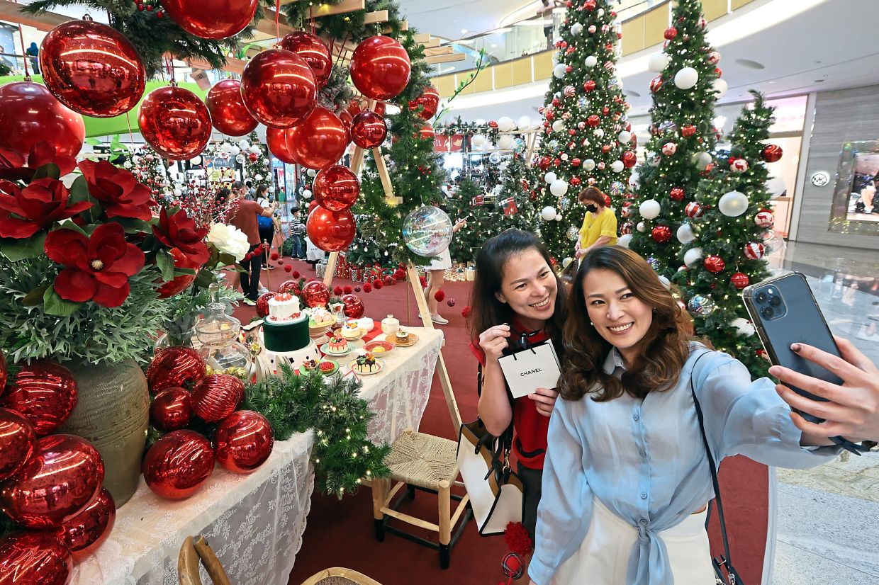 Malls in Johor Baru sparkling with holiday happiness again - Vimarsana News