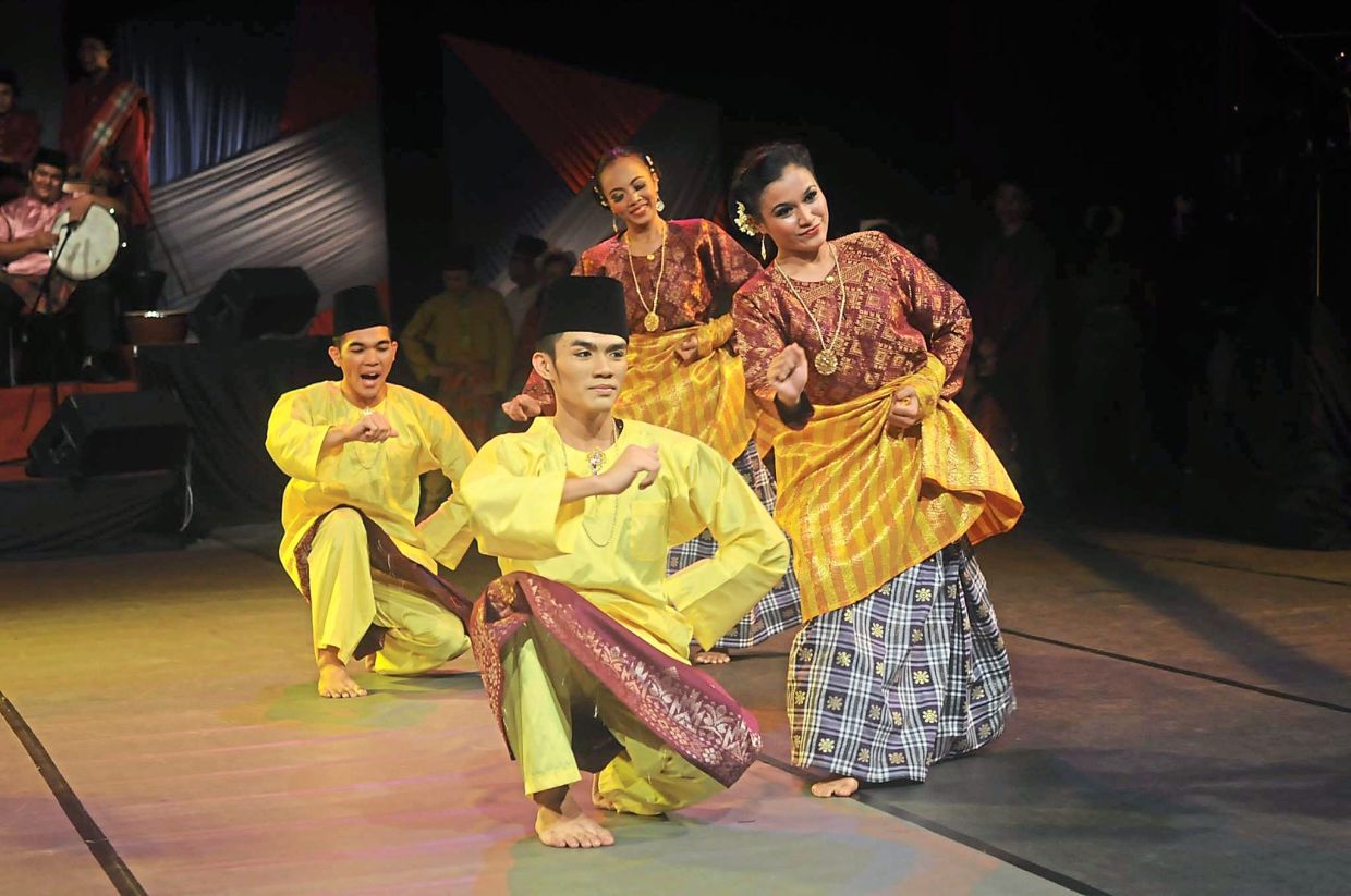 A traditional zapin Tanjong Labuh performance is part of the 'Menempa Tari Tradisi' programme at Aswara this weekend. Photo: Aswara