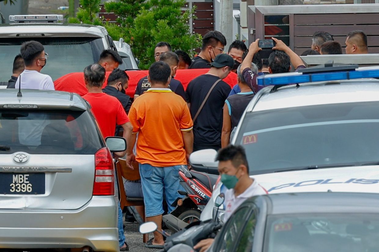 Batang Kali landslide: Bodies and ashes of three in a family arrive in Melaka for funeral rites - Vimarsana News