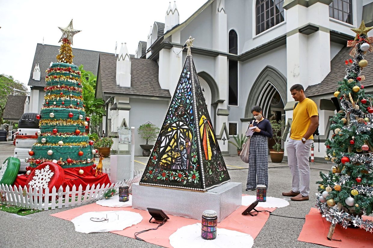Creative juices flow in Christmas trees - Vimarsana News