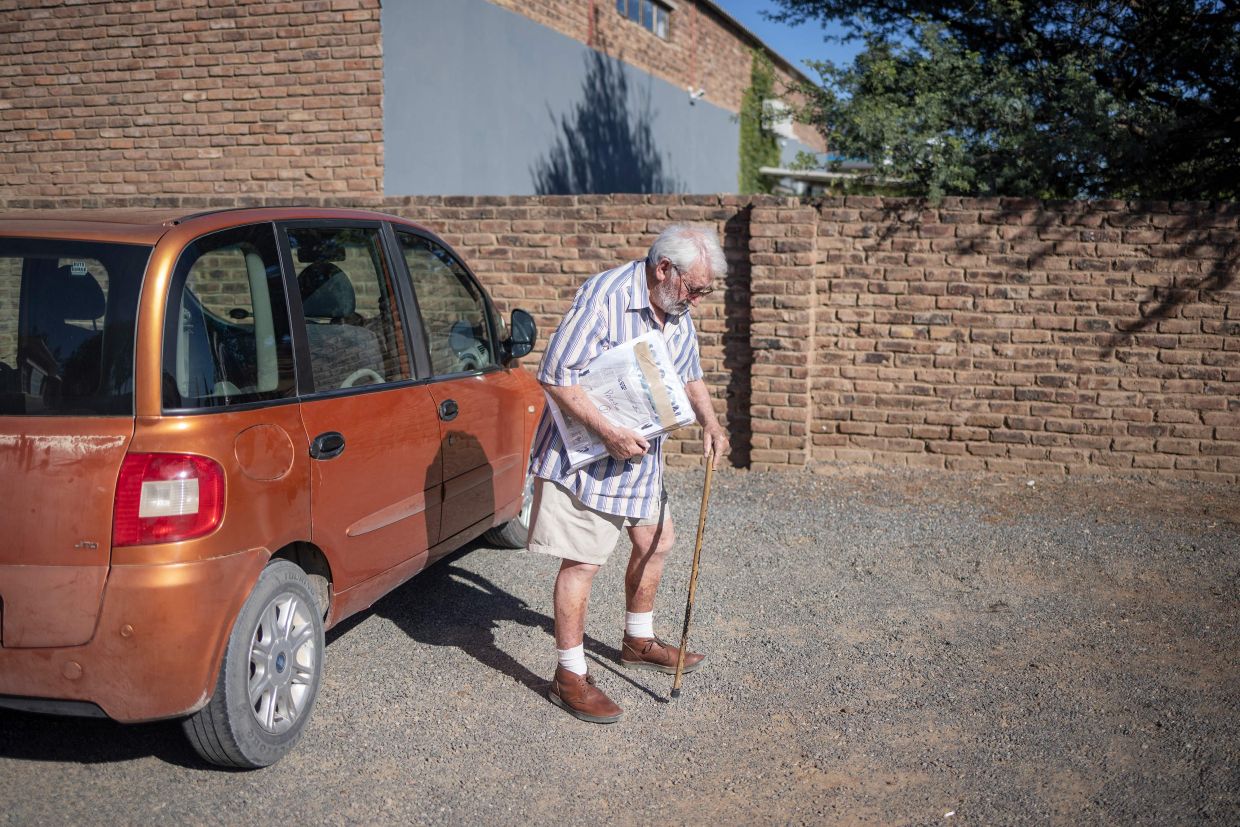 90-year-old South African edits and hand delivers newspapers in the desert - Vimarsana News