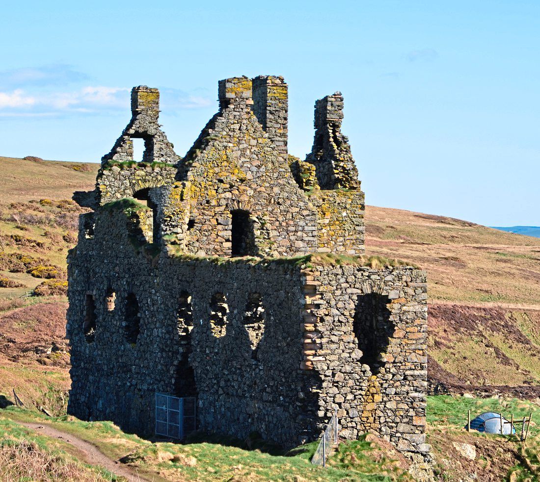 Dunskey Castle ruin in Portpartrick, Southern Scotland. —  THE CARLISLE KID/Wikimedia Commons