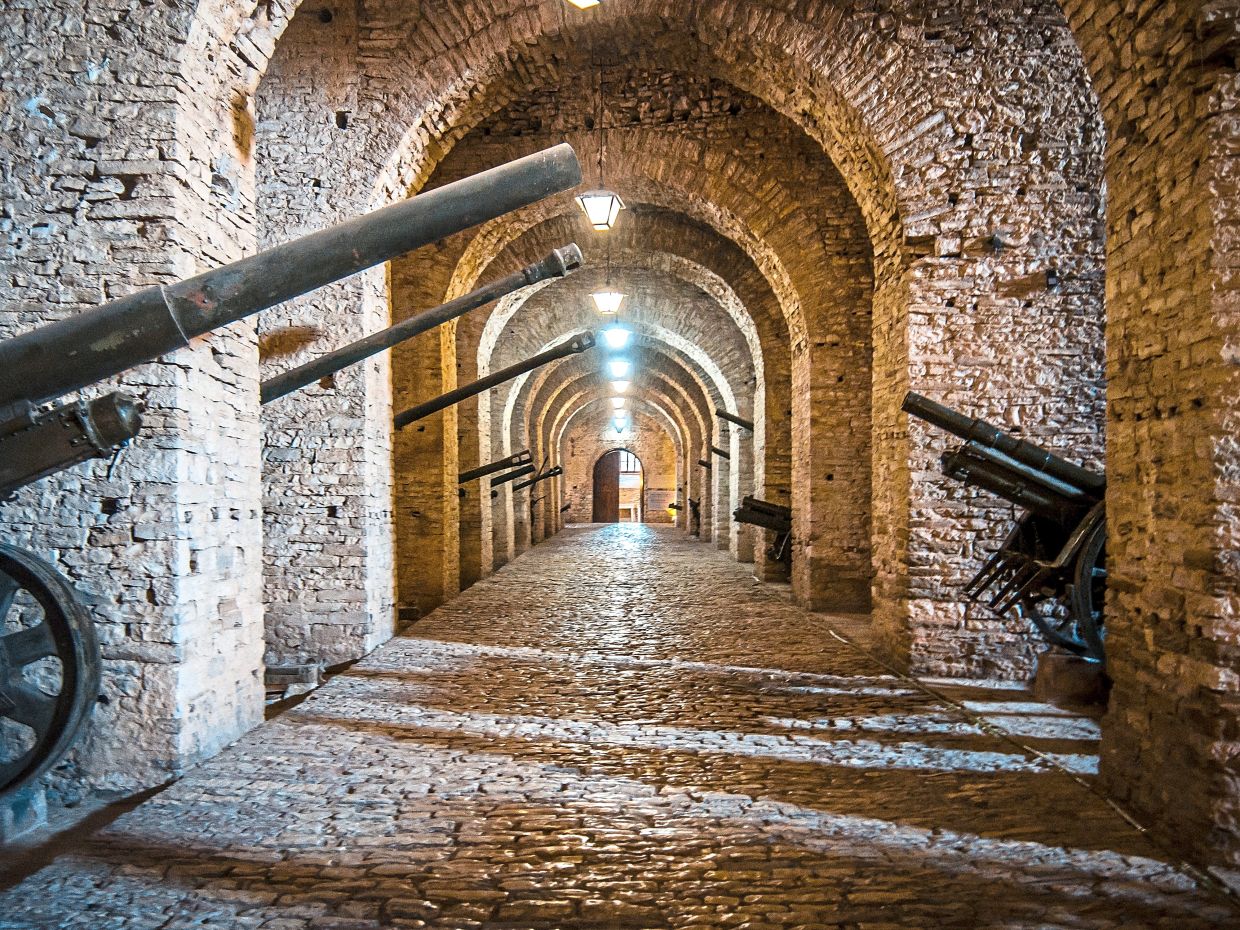 ONLINEThe castle of Gjirokastra in Albania. — ABENTEUER ALBANIEN/Unsplash 