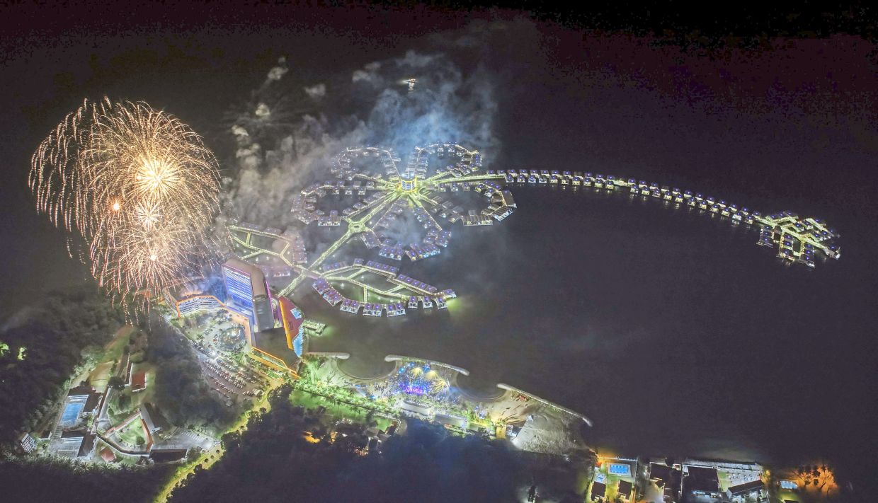 Greeting 2023 in style at dazzling carnival in Port Dickson - Vimarsana News