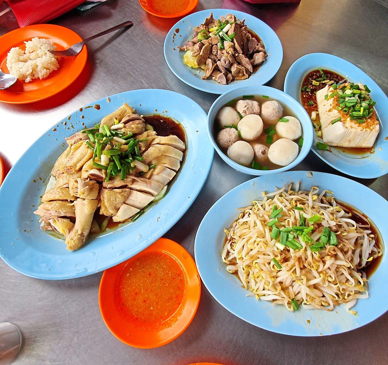 Bean sprouts chicken rice is one of the must-try dishes of Ipoh. — MELODY L. GOH/The Star