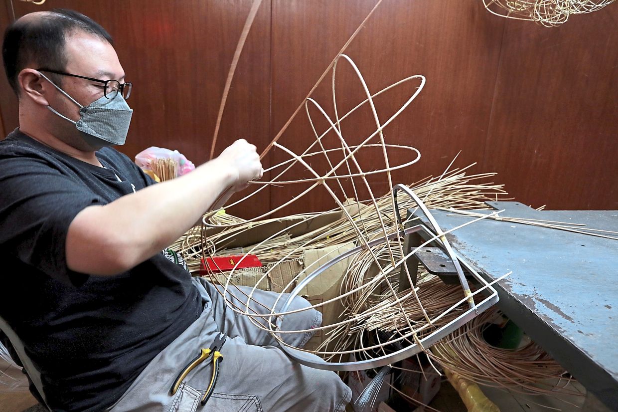 Rattan strips are bent to form the base on the lion's head. 