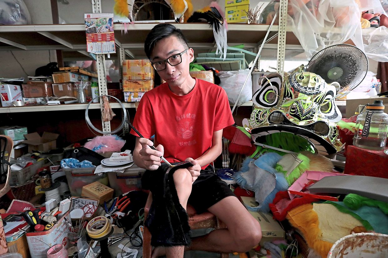 30YO is one of Malaysia's youngest lion head makers, loves 'every bit of his job - Vimarsana News