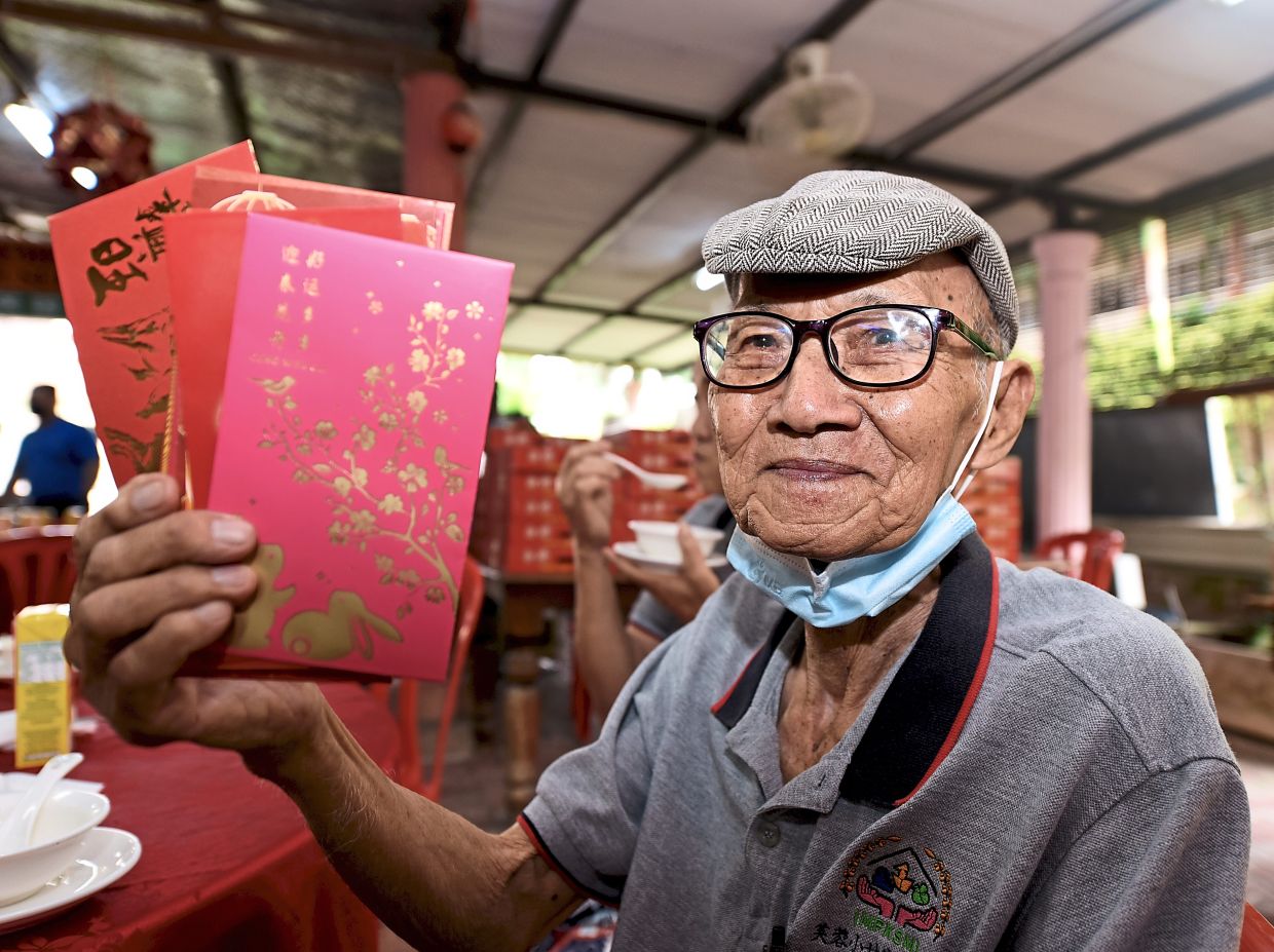 Lai all smiles as he shows the collection of ang pow he received during MCF’s visit to the home.
