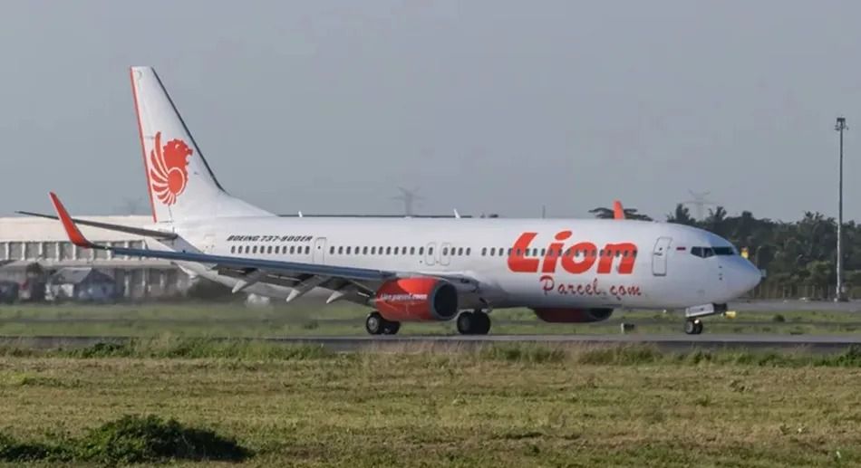 Indonesia's Lion Air aircraft rams boarding bridge before take-off - Vimarsana News